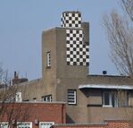 De toren van het meest linkse huis zie je al van verre.
<br/>
Richard Keijzer, 2016-03-10